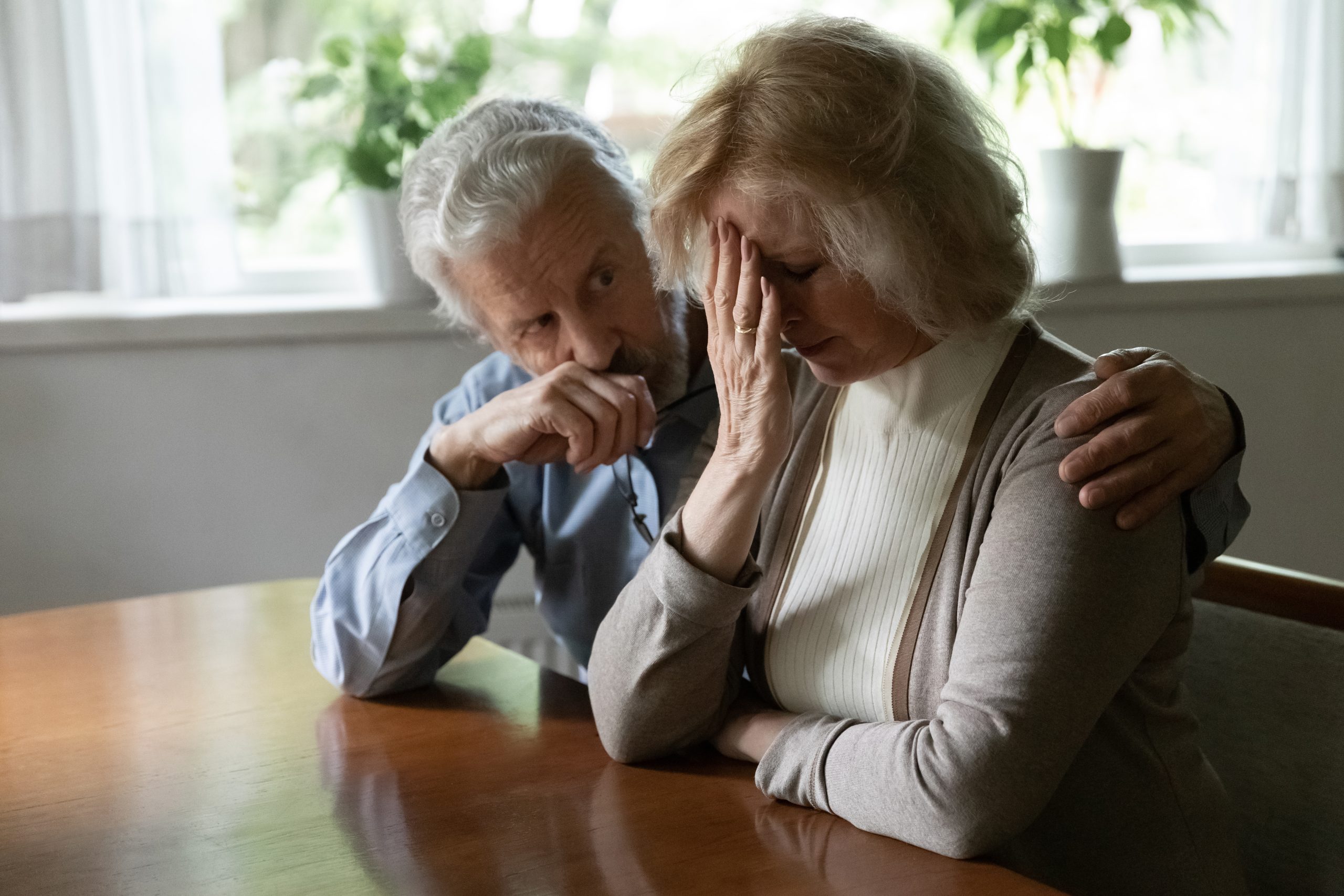 Upset middle aged family couple getting bad news problemi di udito