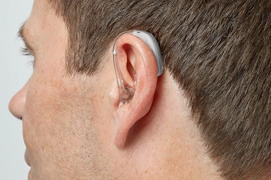 Oticon_More_miniBTE_R_C091SilverGrey_B45_MS_6018_1200x800px_Original file.jpg