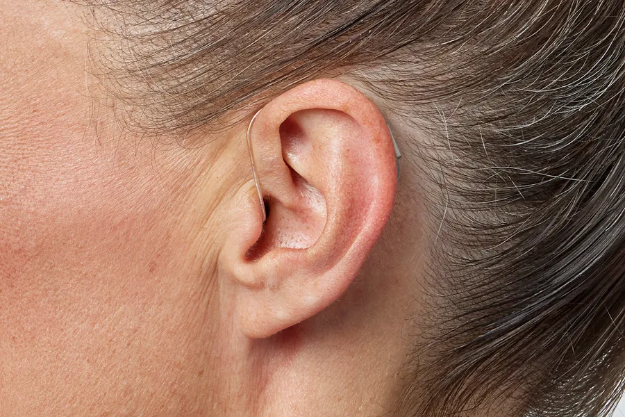 Oticon_Intent_miniRITE_H1-2024_C090ChromaBeige_Angle90_Close-up_In-On-Ear_MS-6176_Woman_1200x800px_Original file.jpg