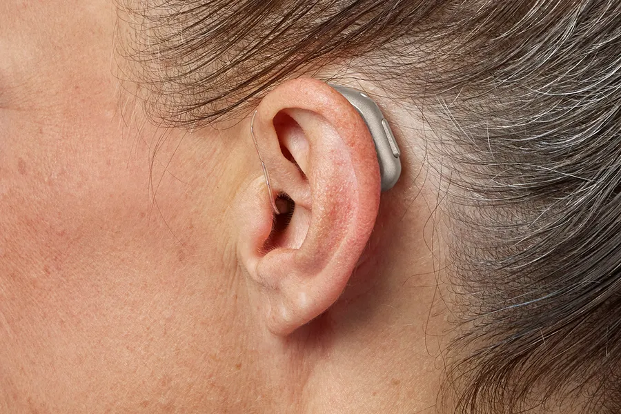 Oticon_Intent_miniRITE_H1-2024_C090ChromaBeige_AngleB45_Close-up_In-On-Ear_MS-6183_Woman_1200x800px_Original file.jpg