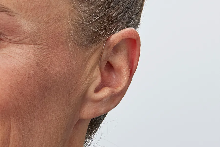 Oticon_Intent_miniRITE_H1-2024_C090ChromaBeige_AngleF45_Close-up_In-On-Ear_MS-6170_Woman_1200x800px_Original file.jpg